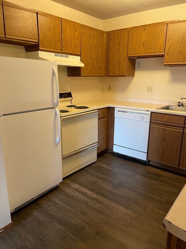 Building Photo - 4 Bedroom 2 Bathroom Apartment