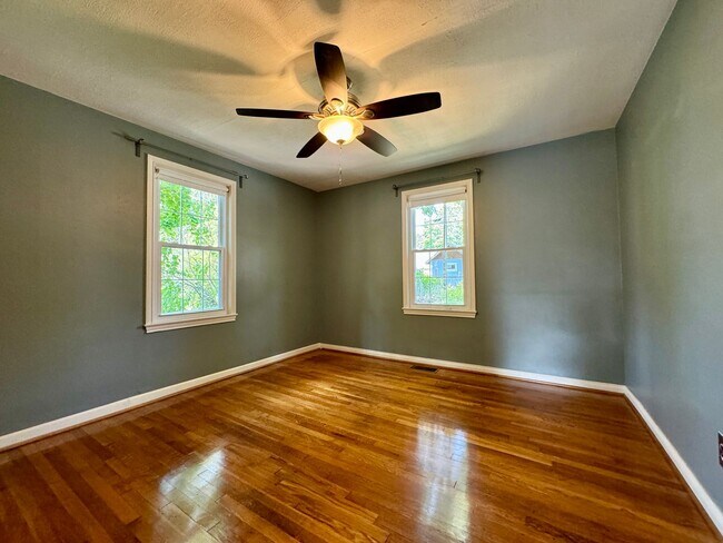 Building Photo - Quaint Cottage steps Away From VT Campus