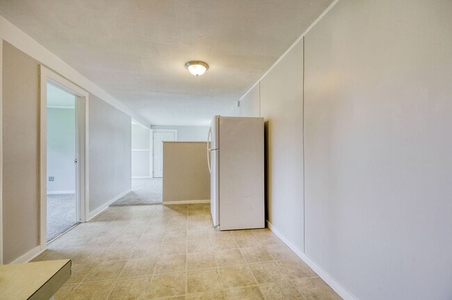 Building Photo - Updated Bethel area 2 bedroom duplex with ...