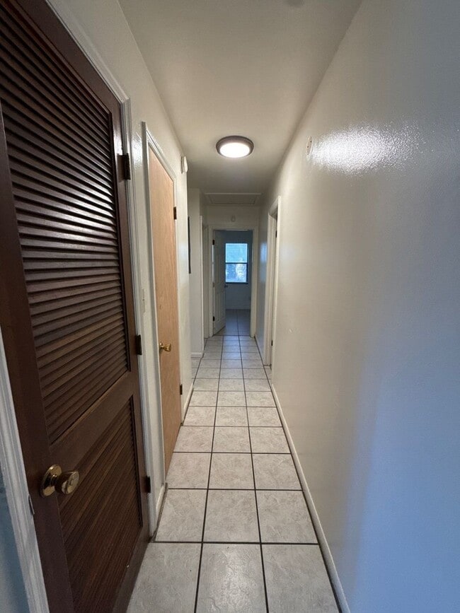 Building Photo - 4 bed/ 2.5 bath home, large yard! Availabl...