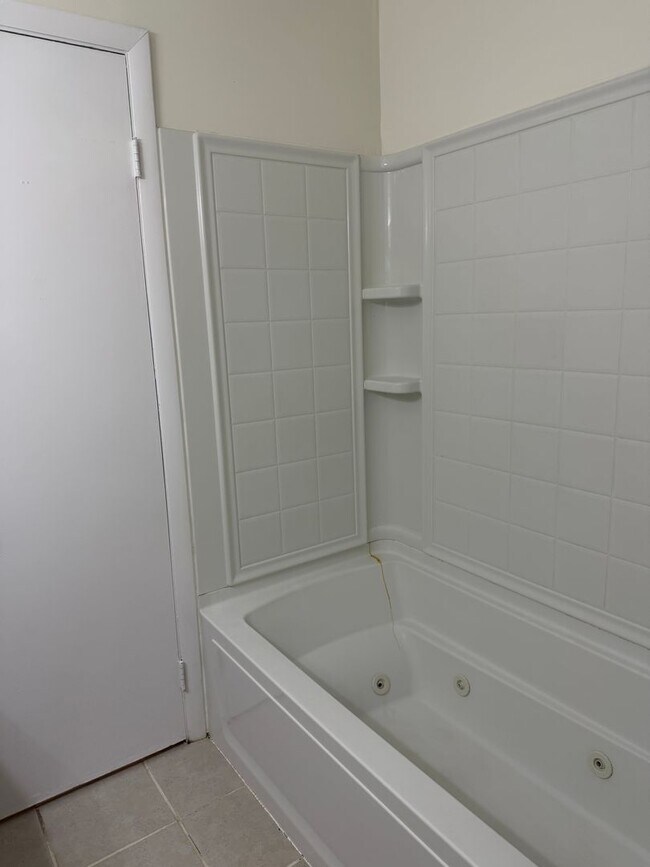 Building Photo - WINDSOR OAKS WEST - Three Bedroom Townhome