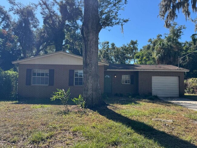 Building Photo - 301 Hickory Ln