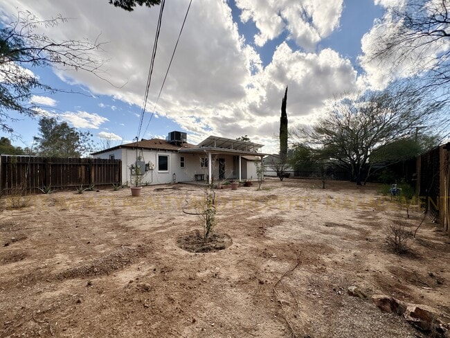 Building Photo - 5621 E Lester St