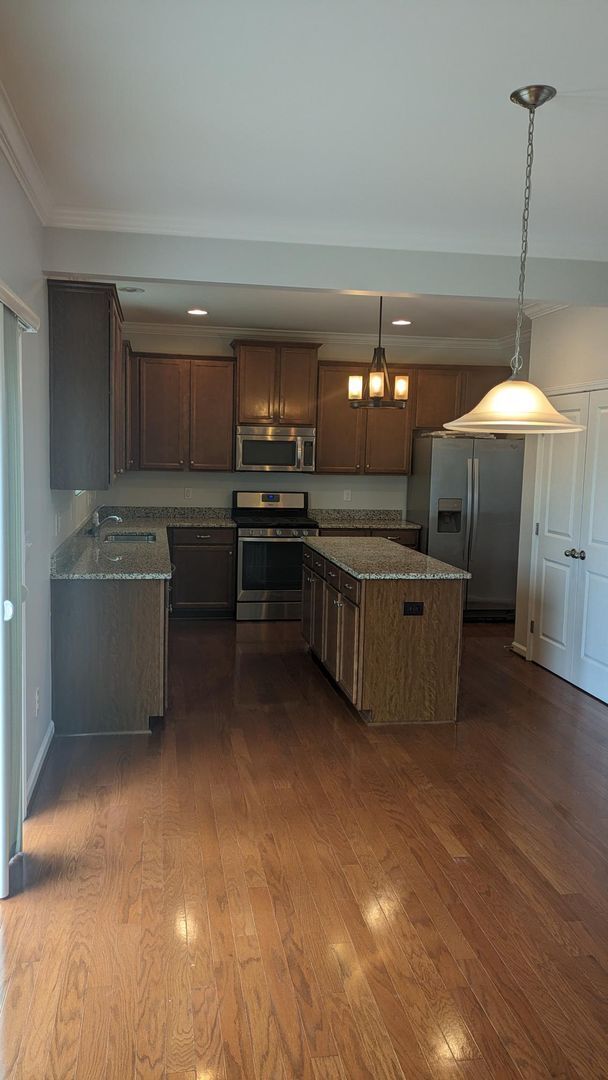Building Photo - Welcome Home!!! Beautiful 3b 2.5b in Masse...