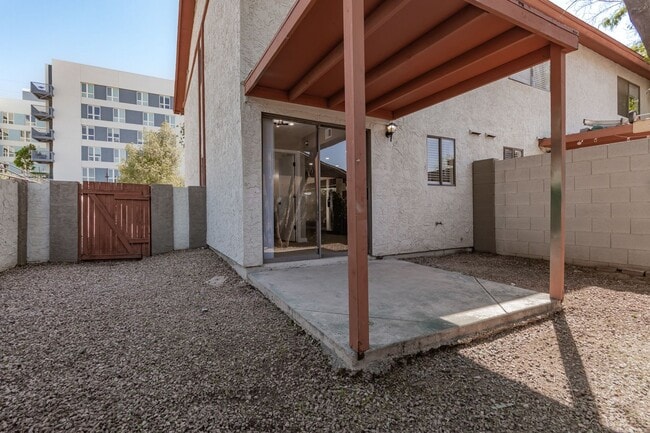 Building Photo - 736 S Farmer Ave