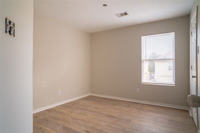 Building Photo - 3426 Barkers Crossing Ave