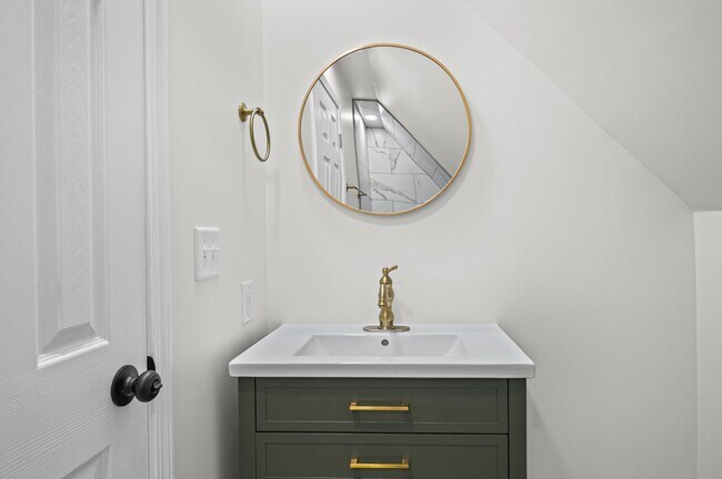 Building Photo - COMPLETELY RENOVATED 4BR HOME - MOVE-IN SPECIAL