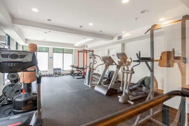 Building Photo - 636 5th St