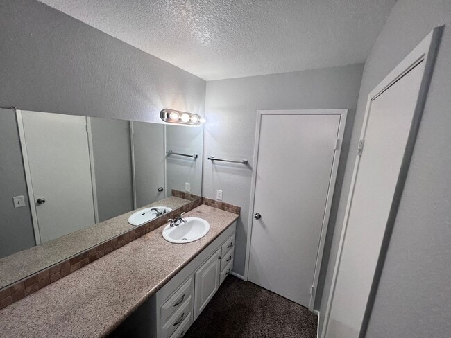 Building Photo - COMING SOON! 3-Bedroom Condo with Epoxy Garage in Vista Fairways, Valencia!