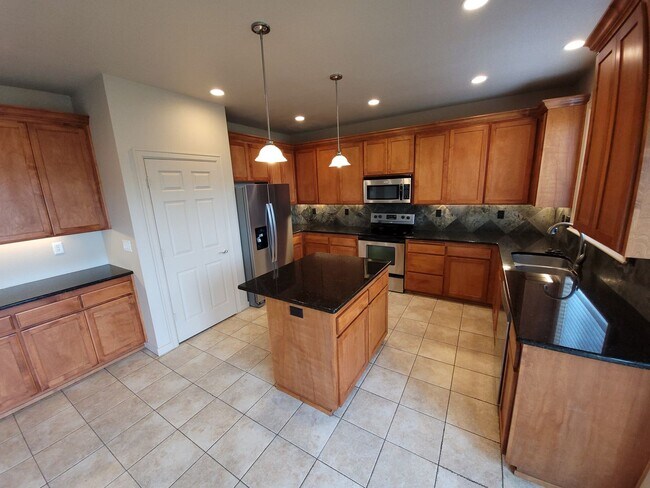 Building Photo - Beautiful 5 bedroom 3 bath home in Lebanon