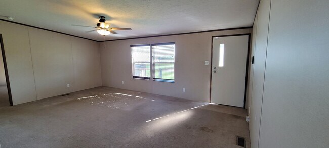 Building Photo - Easy Access to Austin Airport and Tesla