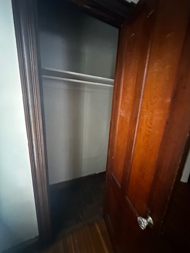 Building Photo - 207 Kenwood Ave