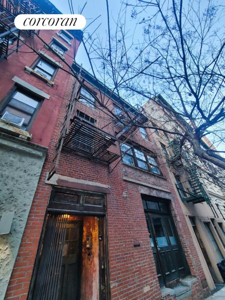 Building Photo - 225 E 21st St