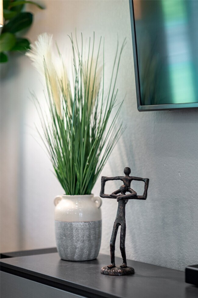 Building Photo - 10332 Rainbow Cove Ln