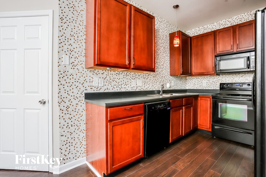 Building Photo - 1027 Glengarry Dr