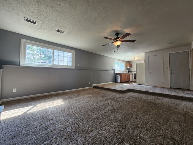 Building Photo - 2 Bed 1 Bath Duplex