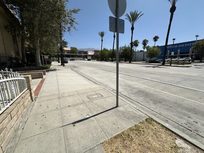 Building Photo - 223 E Burbank Blvd