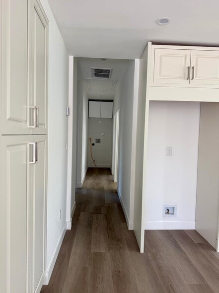 Building Photo - 151 E 47th St