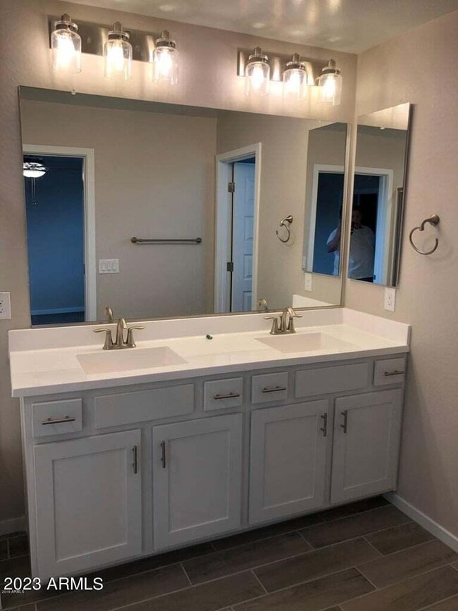 Building Photo - 594 W Westchester Ave