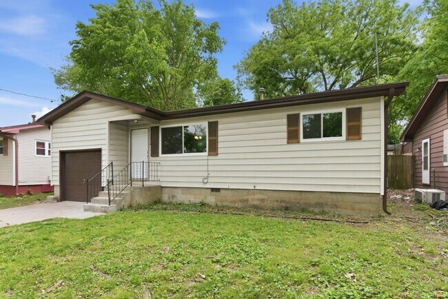 Building Photo - 2744 N Pierce Ave