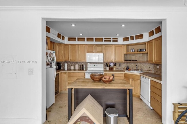 Building Photo - 1408 Brickell Bay Dr