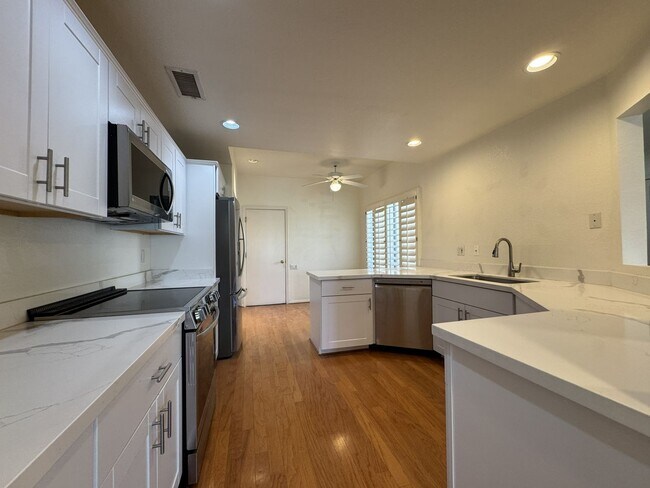 Building Photo - LUXURY LAKEFRONT GAINEY RANCH TOWNHOME WITH GOLF COURSE VIEWS – RESORT STYLE SCOTTSDALE LIVING!