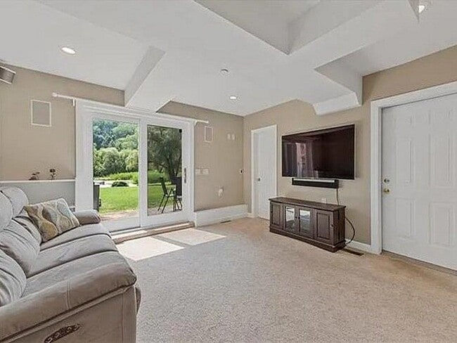 Building Photo - 777 Armonk Rd
