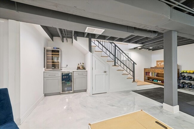 Building Photo - 3424 W Beach Ave