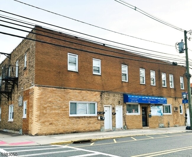 Building Photo - 526 Valley Brook Ave