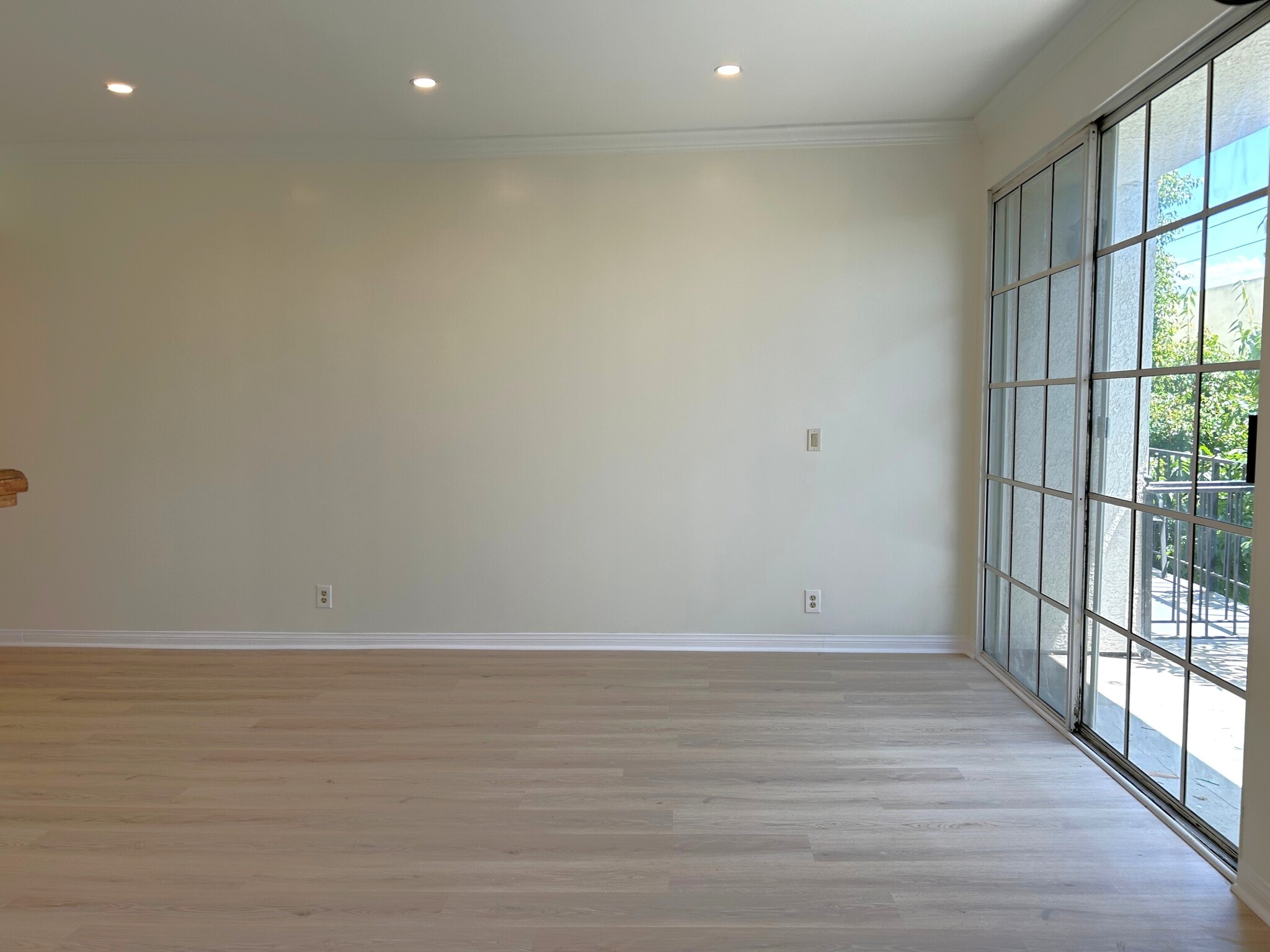 Building Photo - 1375 Kelton Ave