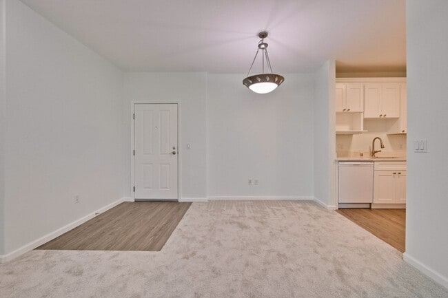 Building Photo - Excellent 2 Bed 2 Bath Condo - Completely Remodeled!