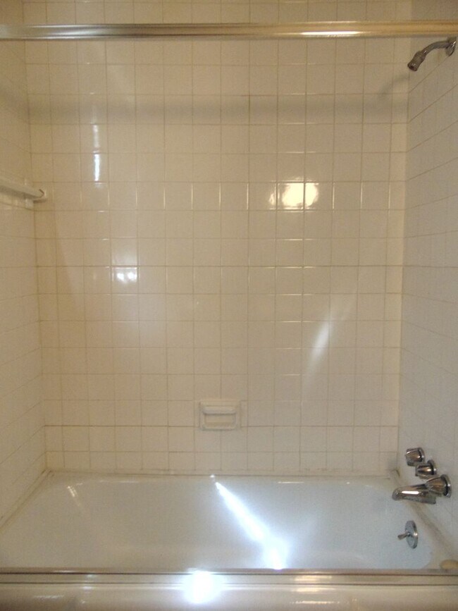 Building Photo - Fayette Family Farm House!