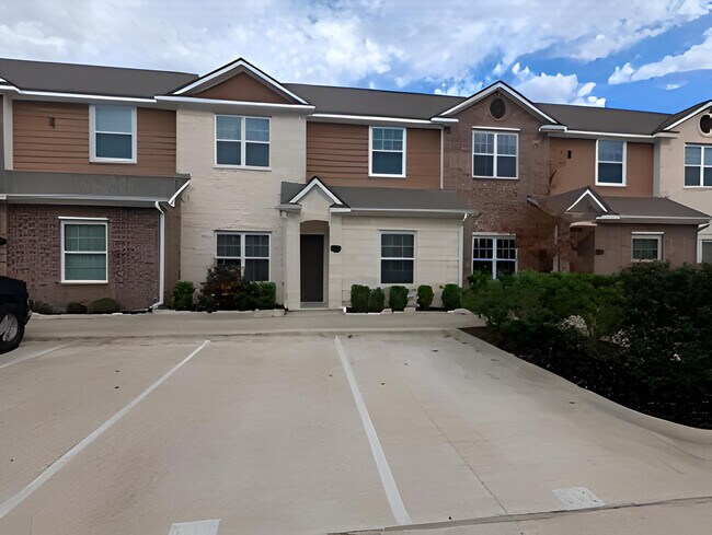 Primary Photo - 301 Southwest Pkwy