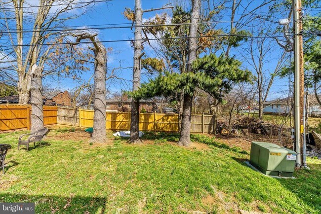 Building Photo - 1552 Crest View Ave