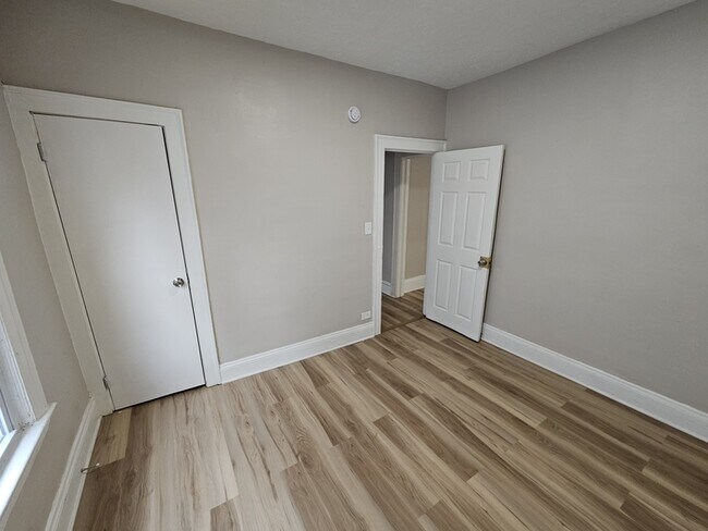 Building Photo - 942 Eddy Rd