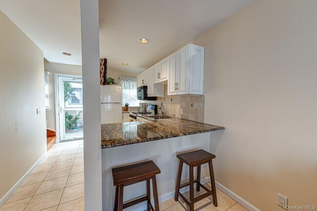 Building Photo - 49 Canoe Place Rd