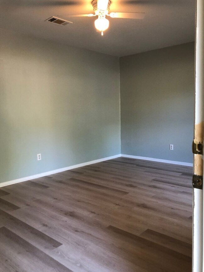 Building Photo - Very nice 3 bedroom/1 bath house with Central Air & Heat