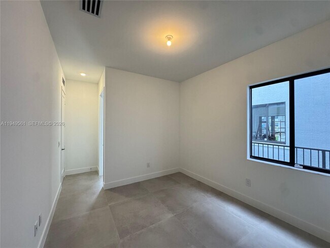 Building Photo - 19749 NE 16th Pl