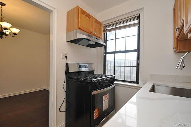 Building Photo - 180 Garth Rd