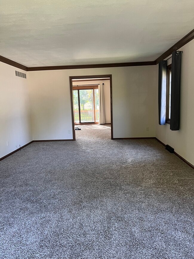 Building Photo - 990 Pelee Dr