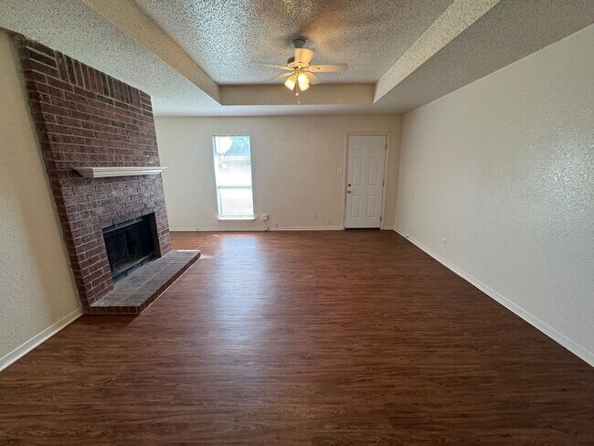 Building Photo - Cute duplex unit in NRH
