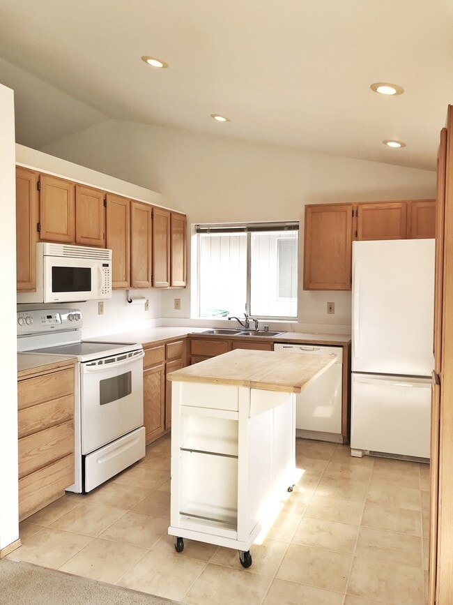 Building Photo - Great 3 bed with huge yard!