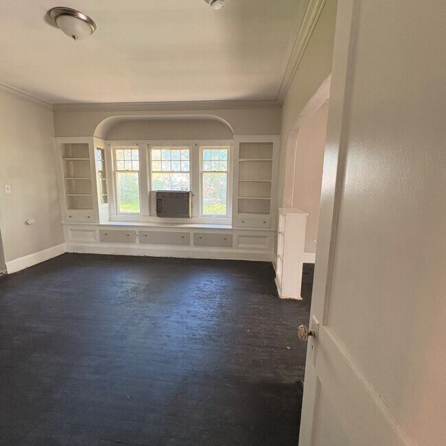 Building Photo - Charming 3 - Bedroom Property in Prime Location