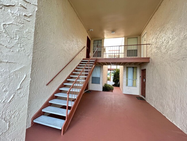 Building Photo - Available Mid April - Lovely 2/2 in in Alt...