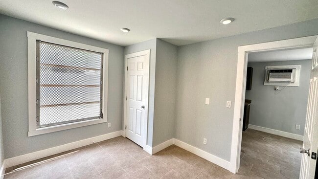 Building Photo - 318 S K St