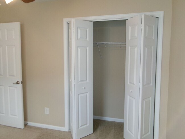Building Photo - 4 bedroom, 3 bath home in Surfside Beach Club