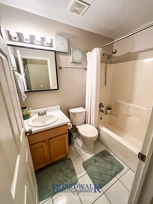 Building Photo - Incredible Townhome in WVC!