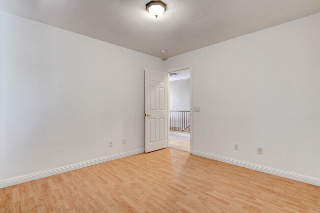 Building Photo - 1005 Roaring River Ave