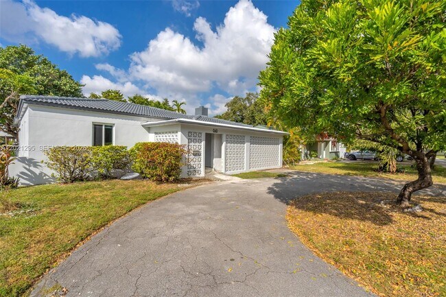 Building Photo - 648 South Dr