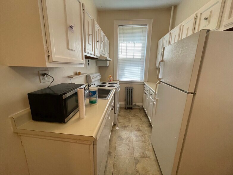 Building Photo - 52 Strathmore Rd